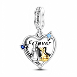 Ce charm pendentif en argent 925 représente un grand cœur ajouré dans lequel se détachent la silhouette d’une femme et de son chien assis côte à côte, le regard tourné l’un vers l’autre. Le mot « Forever » est gravé en arrière-plan, tandis que plusieurs petites étoiles serties de cristaux bleus et transparents viennent illuminer le contour du cœur.