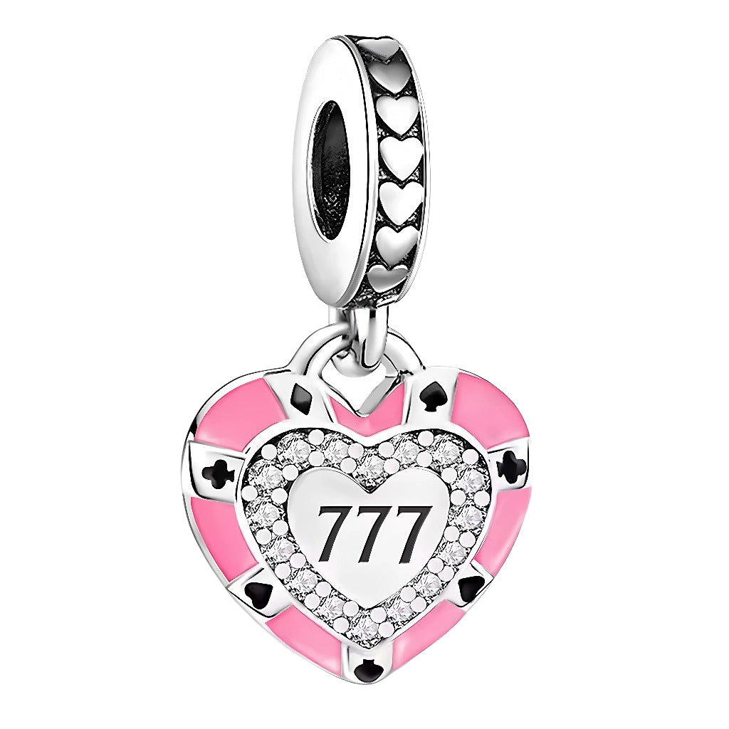 Ajoutez une touche de chance et d’élégance à votre bracelet avec ce charm en forme de cœur inspiré d’un jeton de casino. Son fond rose vif est orné des symboles des cartes, entourant un cœur pavé de brillants où trône le chiffre "777", symbole universel de chance, de victoire et de bonheur. La bélière gravée de petits cœurs souligne son côté romantique : parfait pour les passionnés de jeux ou celles qui aiment attirer la fortune dans leur vie quotidienne. Compatible avec la plupart des bracelets de charms e