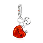 Ce charm pendentif en argent est une véritable déclaration d’amour, avec un grand cœur rouge brillant portant l’inscription “Marry Me” et un cœur plus petit en argent gravé “Yes I Do”. Le grand cœur s’ouvre comme un écrin pour révéler à l’intérieur une pierre claire en forme de cœur, rappelant une bague de fiançailles cachée, tandis que la bélière pavée de zircons et ornée d’un petit cœur rouge ajoute une touche d’éclat romantique.