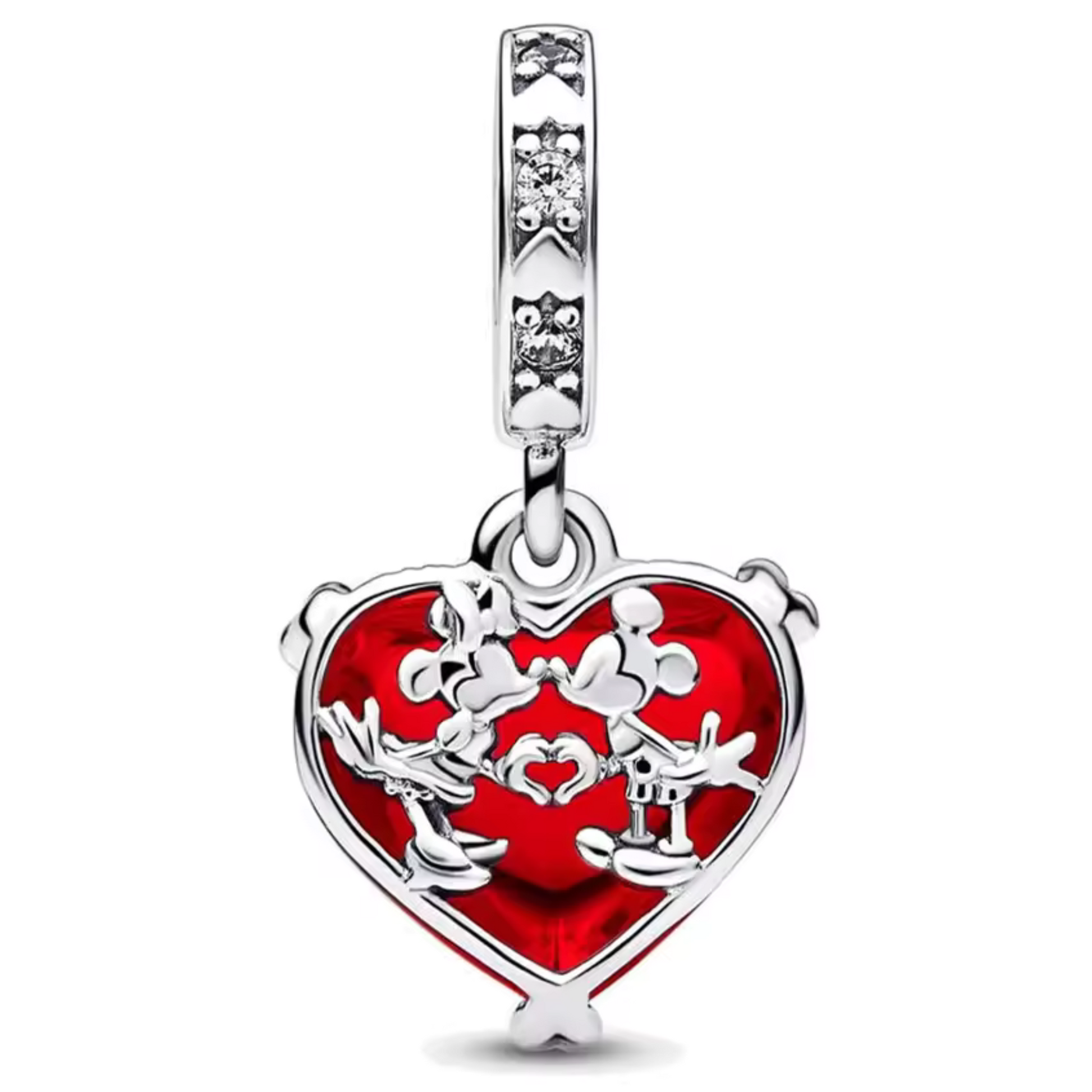 Célébrez l’amour et la magie avec ce charm en argent 925 représentant un cœur orné des célèbres silhouettes de Mickey et Minnie. Un bijou intemporel et romantique, parfait pour les fans des icônes Disney. Ce charm ajoute une touche de tendresse et de féérie à votre collection, symbolisant l’amour éternel.