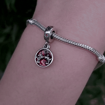 Célébrez l’amour et la magie avec ce charm en argent 925 représentant un cœur orné des célèbres silhouettes de Mickey et Minnie. Un bijou intemporel et romantique, parfait pour les fans des icônes Disney. Ce charm ajoute une touche de tendresse et de féérie à votre collection, symbolisant l’amour éternel.