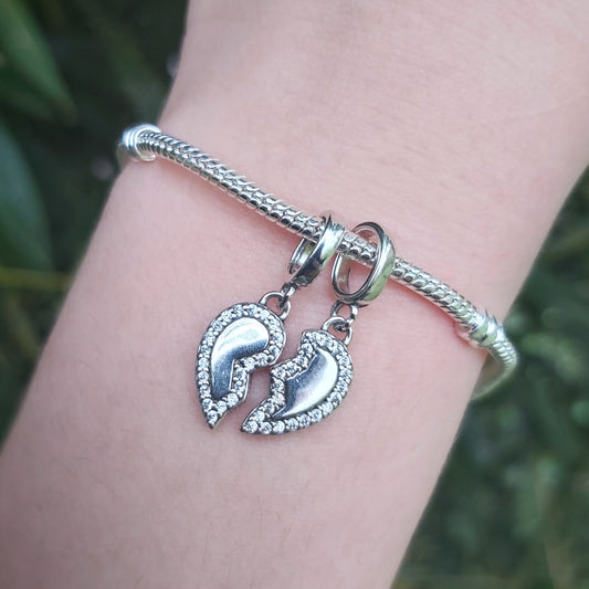 Faites de votre amitié un souvenir impérissable avec le charm Cœur à Partager "Friends to the End". En argent 925, ce cœur se divise en deux pour symboliser un lien éternel et indéfectible entre amis.