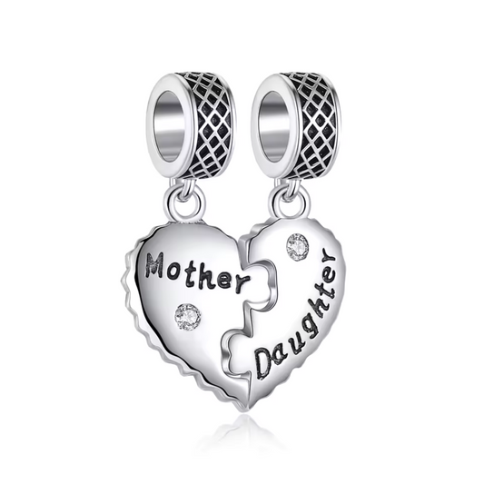 Partagez un lien indéfectible avec le charm Cœur à Partager Mother and Daughter. En argent 925, ce bijou délicat se sépare en deux parties, chacune gravée pour représenter l'amour éternel entre une mère et sa fille. Un cadeau touchant et significatif à offrir ou à partager.