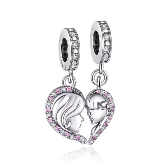 Célébrez le lien unique entre une mère et sa fille avec le charm Cœur à Partager Visage Maman et Fille. En argent 925, ce charm représente un doux portrait gravé sur un cœur séparé en deux, symbolisant la connexion spéciale entre ces deux êtres chers.