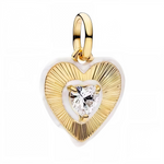 Ce charm raffiné en argent 925 présente un cœur bombé nacré blanc pur, entouré de rayures radiales ciselées évoquant un éclat solaire, incrusté d'un cristal central taillé brillant pour une lumière intérieure captivante et romantique.

Caractéristiques :

Composition : Argent sterling 925 poli haute brillance, nacre laquée lisse et cristal central facetté sertie solidement.
Esthétique : Forme cœur voluptueuse, rayures gravées fines rayonnantes, boucle intégrée discrète, effet 3D bombé pour profondeur visuel