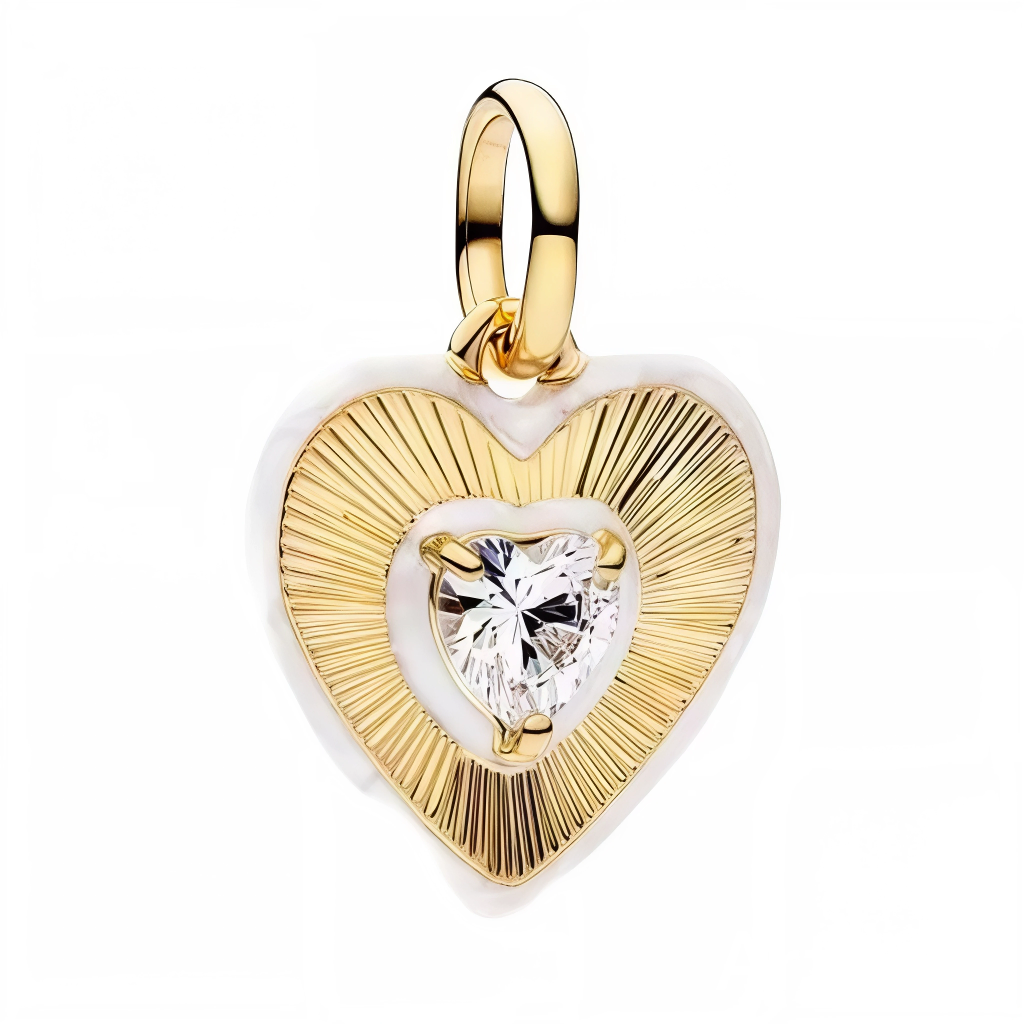 Ce charm raffiné en argent 925 présente un cœur bombé nacré blanc pur, entouré de rayures radiales ciselées évoquant un éclat solaire, incrusté d'un cristal central taillé brillant pour une lumière intérieure captivante et romantique.

Caractéristiques :

Composition : Argent sterling 925 poli haute brillance, nacre laquée lisse et cristal central facetté sertie solidement.
Esthétique : Forme cœur voluptueuse, rayures gravées fines rayonnantes, boucle intégrée discrète, effet 3D bombé pour profondeur visuel