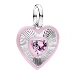 Ce charm romantique présente un cœur double en émail rose doux sur fond argenté, texturé de rayures radiales dynamiques pour un effet rayonnant et vibrant. Au centre, une pierre rose taille cœur capture la lumière, renforçant l’éclat amoureux et la profondeur émotionnelle de ce design superposé. Il incarne la passion tendre et l’élégance féminine, idéal pour sublimer un bracelet ou collier avec une note girly irrésistible.

Caractéristiques :

Matière : Argent 925 (S925) avec émail rose et oxyde de zirconiu