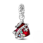 Ce charm de Noël présente un cœur rouge profond façon pierre précieuse, traversé par deux rubans en argent gravés « Merry » et « Christmas » avec de petits cœurs pour un message de fête plein de tendresse. Sur la surface, un mini sapin orné de cristaux multicolores et deux flocons de neige argentés apportent relief et éclat, tandis que la bélière en maillons de cœurs S925 renforce le côté romantique. C’est le pendentif idéal pour ajouter une touche chaleureuse et festive à votre bracelet pendant toute la sa