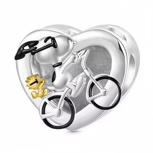 Ce charm pendentif en argent 925 capture toute la complicité de Snoopy et Woodstock dans un design unique : un cœur élégant abritant Snoopy pédalant joyeusement sur son vélo, avec Woodstock niché près de lui. Symbole d’aventure et d’amitié, ce bijou délicatement travaillé allie douceur et mouvement pour illuminer votre collection Peanuts.