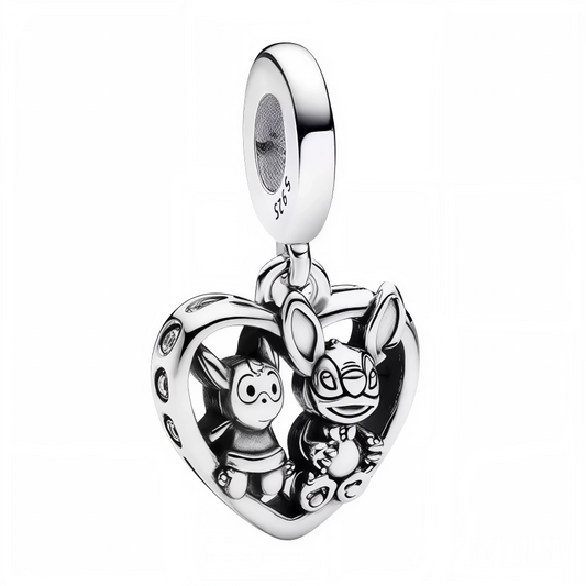 Exprimez votre affection avec ce charm pendentif en argent 925 en forme de cœur, mettant en scène Stitch et son ami blottis l’un contre l’autre. Ce bijou tendre et plein d’émotion capture la complicité et l’amitié sincère entre ces deux personnages emblématiques, parfait pour les fans de Disney qui aiment les symboles d’amour et de lien profond.