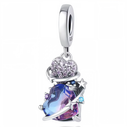 Charm pendentif en argent 925 composé d’un cœur central violet et bleu rehaussé de strass étincelants, entouré d’un second cœur argenté pour un rendu élégant et raffiné.

Caractéristiques
– Métal : argent 925
– Charm pendentif
– Détails : cœur bicolore violet et bleu avec strass scintillants, contour en forme de cœur argenté
– Taille adaptée pour bracelets ou colliers en argent 925