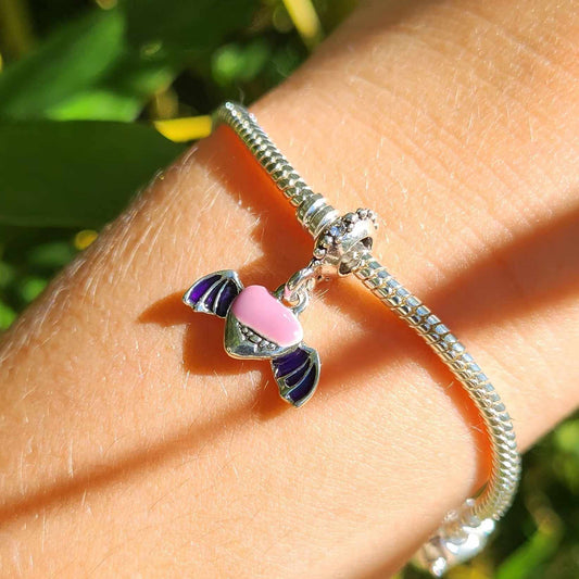 Ajoutez une touche de romantisme sombre et gothique à votre collection avec ce Charm - Cœur Vampire, en argent sterling S925. Ce charm unique représente un cœur doté de dents de vampire acérées et d'ailes de chauve-souris, symbolisant un amour immortel et mystérieux. Idéal pour les amateurs de l’univers vampirique et des créatures nocturnes, ce charm apporte une allure à la fois élégante et terrifiante à votre bracelet.