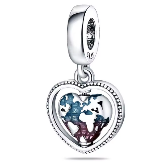 Explorez le monde avec ce charm Cœur avec Carte du Monde ! Fabriqué en argent S925, ce charm élégant représente une carte du monde stylisée en forme de cœur, symbolisant votre passion pour les voyages et la découverte. Parfait pour les aventuriers et les amateurs de culture, ce charm est compatible avec les bracelets Pandora, permettant de créer une collection pleine d'aventures et de souvenirs.