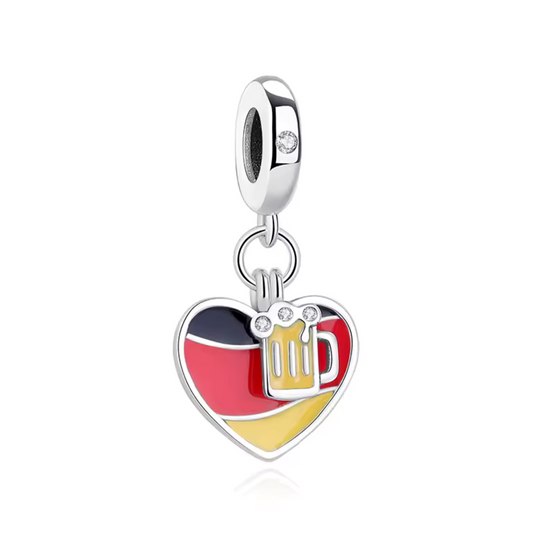 Exprimez votre amour pour l'Allemagne avec ce charm Cœur avec Drapeau de l'Allemagne et Bière ! Fabriqué en argent S925, ce charm coloré représente fièrement le drapeau allemand associé à une chope de bière, symbole emblématique de la culture et des traditions allemandes. Idéal pour les amateurs de bière et les passionnés de voyage, ce charm est compatible avec les bracelets Pandora, parfait pour personnaliser votre collection avec une touche festive.