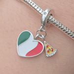 Célébrez l'amour pour l'Italie avec ce charm Cœur avec Drapeau de l'Italie et Pizza ! Fabriqué en argent S925, ce charm coloré combine l'emblématique drapeau italien et une délicieuse pizza, symboles de la culture italienne. Parfait pour les amateurs de cuisine italienne et les voyageurs, ce charm est compatible avec les bracelets Pandora, vous permettant de créer une collection unique et pleine de caractère.