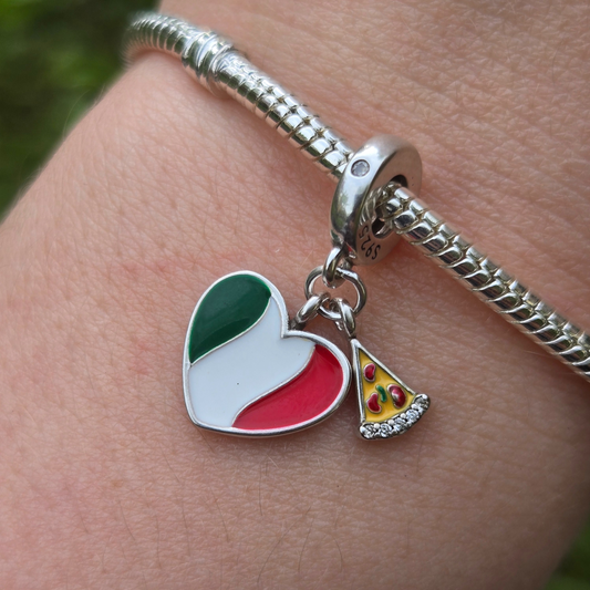 Célébrez l'amour pour l'Italie avec ce charm Cœur avec Drapeau de l'Italie et Pizza ! Fabriqué en argent S925, ce charm coloré combine l'emblématique drapeau italien et une délicieuse pizza, symboles de la culture italienne. Parfait pour les amateurs de cuisine italienne et les voyageurs, ce charm est compatible avec les bracelets Pandora, vous permettant de créer une collection unique et pleine de caractère.