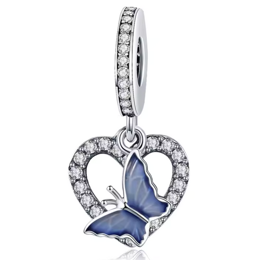 Ajoutez une touche de romance et de couleur à votre collection avec ce charm en forme de cœur orné de strass blancs et d’un papillon bleu. Confectionné en argent sterling S925, ce charm combine élégance et éclat, capturant la beauté délicate du design.

Les strass blancs ajoutent un éclat raffiné, tandis que le papillon bleu apporte une touche de couleur vibrante et de légèreté.