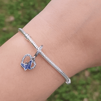 Ajoutez une touche de romance et de couleur à votre collection avec ce charm en forme de cœur orné de strass blancs et d’un papillon bleu. Confectionné en argent sterling S925, ce charm combine élégance et éclat, capturant la beauté délicate du design.

Les strass blancs ajoutent un éclat raffiné, tandis que le papillon bleu apporte une touche de couleur vibrante et de légèreté.