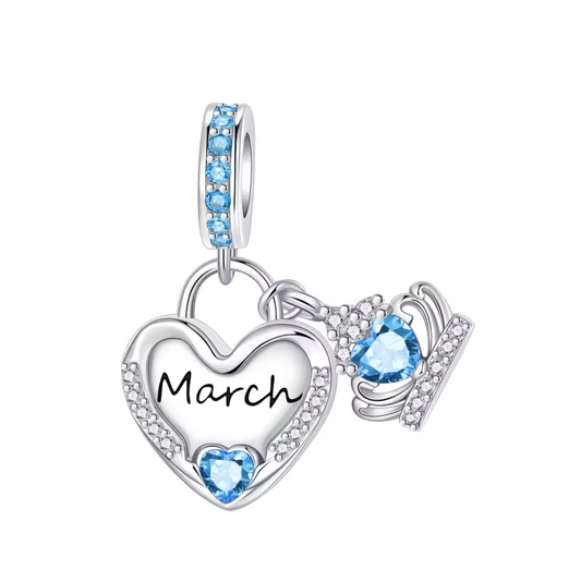 Accueillez la douceur du renouveau avec ce charm pendentif en argent 925 en forme de cœur, délicatement orné de strass bleu clair scintillants. Au centre, l’inscription « March » gravée apporte une touche personnalisée, tandis que la pierre bleu clair en forme de cœur symbolise la tranquillité et l’espoir. Ce charm pendentif est idéal pour célébrer un anniversaire de mars ou offrir un cadeau unique, chargé de sens et d’élégance.