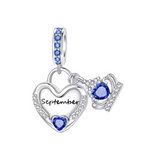 Apportez une touche de profondeur à votre style avec ce charm pendentif en argent 925 en forme de cœur, délicatement orné de strass bleu foncé étincelants. Au centre, l’inscription « September » gravée ajoute une note personnalisée, tandis que la pierre bleu foncé en forme de cœur symbolise la sagesse et la confiance. Ce charm pendentif est parfait pour célébrer un anniversaire de septembre ou offrir un cadeau unique, riche en signification et en élégance.