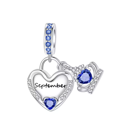 Apportez une touche de profondeur à votre style avec ce charm pendentif en argent 925 en forme de cœur, délicatement orné de strass bleu foncé étincelants. Au centre, l’inscription « September » gravée ajoute une note personnalisée, tandis que la pierre bleu foncé en forme de cœur symbolise la sagesse et la confiance. Ce charm pendentif est parfait pour célébrer un anniversaire de septembre ou offrir un cadeau unique, riche en signification et en élégance.