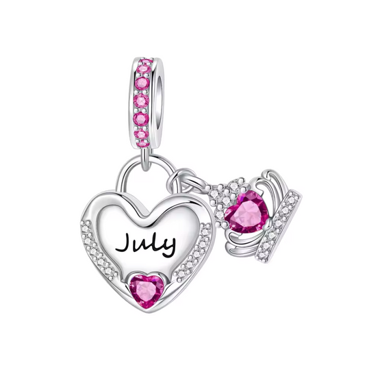 Célébrez la chaleur de l’été avec ce charm pendentif en argent 925 en forme de cœur, délicatement orné de strass rose foncé éclatants. Au centre, l’inscription « July » gravée apporte une touche personnalisée, tandis que la pierre rose foncé en forme de cœur symbolise la passion et la tendresse. Ce charm pendentif est parfait pour marquer un anniversaire de juillet ou offrir un cadeau unique, riche en signification et en élégance.