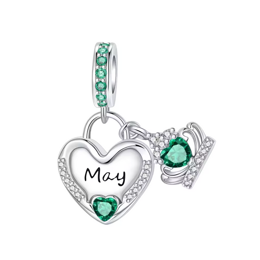 Accueillez la fraîcheur du printemps avec ce charm pendentif en argent 925 en forme de cœur, délicatement orné de strass verts éclatants. Au centre, l’inscription « May » gravée ajoute une touche personnalisée, tandis que la pierre verte en forme de cœur symbolise la croissance et l’harmonie. Ce charm pendentif est parfait pour célébrer un anniversaire de mai ou offrir un cadeau unique, plein de sens et de charme.