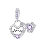 Célébrez l’arrivée de l’été avec ce charm pendentif en argent 925 en forme de cœur, délicatement orné de strass violets éclatants. Au centre, l’inscription « June » gravée ajoute une touche personnalisée, tandis que la pierre violette en forme de cœur symbolise la créativité et la noblesse. Ce charm pendentif est parfait pour marquer un anniversaire de juin ou offrir un cadeau unique, plein de sens et de raffinement.