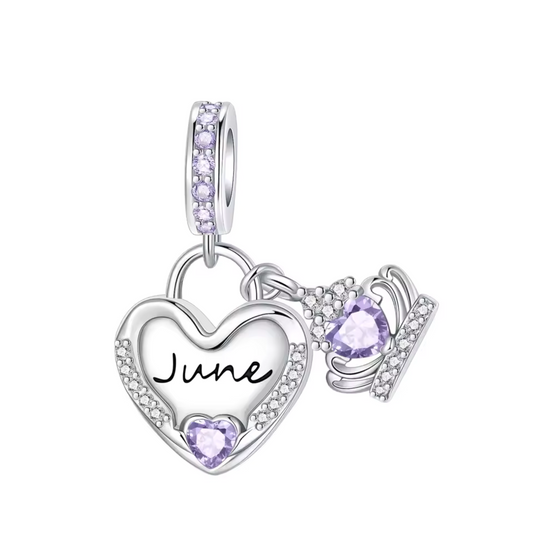 Célébrez l’arrivée de l’été avec ce charm pendentif en argent 925 en forme de cœur, délicatement orné de strass violets éclatants. Au centre, l’inscription « June » gravée ajoute une touche personnalisée, tandis que la pierre violette en forme de cœur symbolise la créativité et la noblesse. Ce charm pendentif est parfait pour marquer un anniversaire de juin ou offrir un cadeau unique, plein de sens et de raffinement.