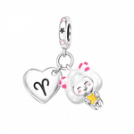 Affirmez votre signe astrologique avec style grâce à ce charm pendentif en argent 925 en forme de cœur, orné du symbole du Bélier finement gravé. Sur la face, un personnage représentant le Bélier, inspiré par l’énergie et la détermination de ce signe de feu, est délicatement illustré et doté d’un effet glow in the dark, qui s’illumine dans l’obscurité pour un rendu spectaculaire et unique. Ce charm est idéal pour les natifs du Bélier ou pour offrir un bijou chargé de personnalité et de sens.