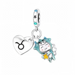 Affichez votre signe astrologique avec élégance grâce à ce charm pendentif en argent 925 en forme de cœur, orné du symbole du Taureau finement gravé. Sur la face, un personnage représentant le Taureau, incarnant la force et la stabilité de ce signe de terre, est délicatement illustré et doté d’un effet glow in the dark, qui s’illumine dans l’obscurité pour un éclat unique et mystérieux. Ce charm est parfait pour les natifs du Taureau ou pour offrir un bijou personnalisé et chargé de sens.