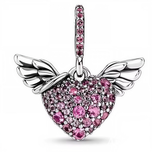Symbolisez liberté et amour avec ce charm Cœur avec des Ailes. En argent 925, il est parfait pour illustrer vos rêves et vos émotions.