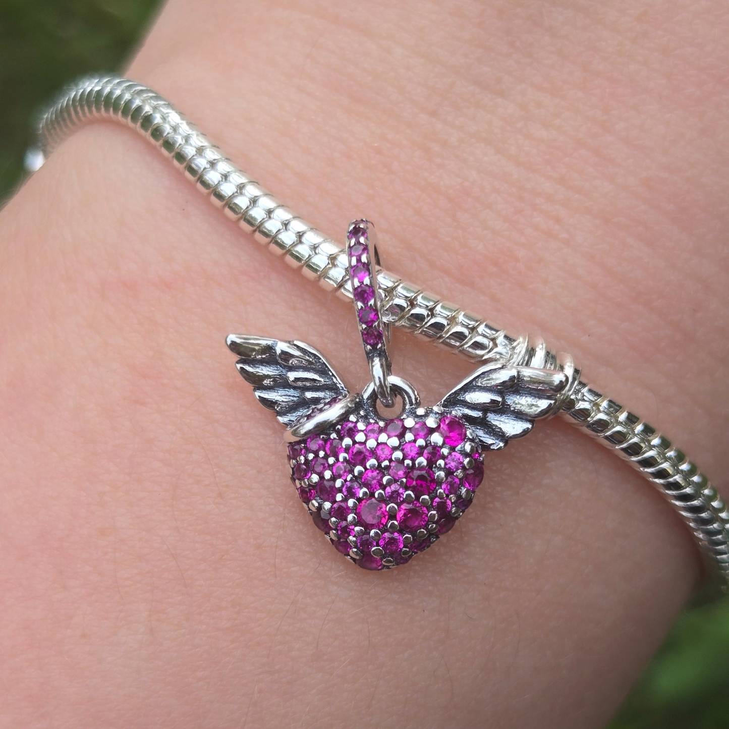 Symbolisez liberté et amour avec ce charm Cœur avec des Ailes. En argent 925, il est parfait pour illustrer vos rêves et vos émotions.