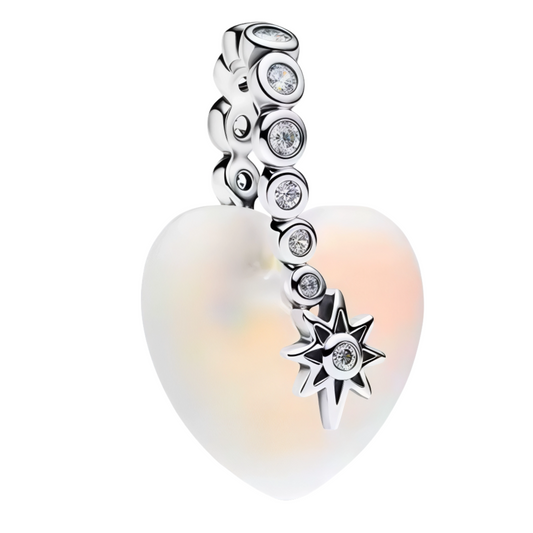Apportez douceur et éclat à votre collection avec ce charm pendentif en Argent 925, orné d’un cœur blanc délicat et d’une petite étoile scintillante. Un bijou plein de tendresse et de poésie, idéal pour exprimer vos émotions.

Caractéristiques
– Matière : Argent 925 (S925).
– Design : Cœur blanc avec petite étoile.
– Ornement : Finition brillante et détails raffinés.
– Style : Romantique, élégant et intemporel.