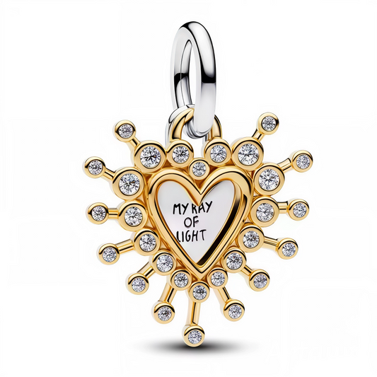 Ajoutez une touche lumineuse et pleine de douceur à votre collection avec ce charm pendentif en Argent 925, finement doré et gravé de la phrase "My Ray of Light". Un bijou délicat et inspirant, parfait pour illuminer vos bracelets avec élégance et émotion.

Caractéristiques
– Matière : Argent 925 (S925).
– Design : Cœur doré avec gravure "My Ray of Light".
– Coloris : Doré brillant et lumineux.
– Style : Inspirant, délicat et élégant.