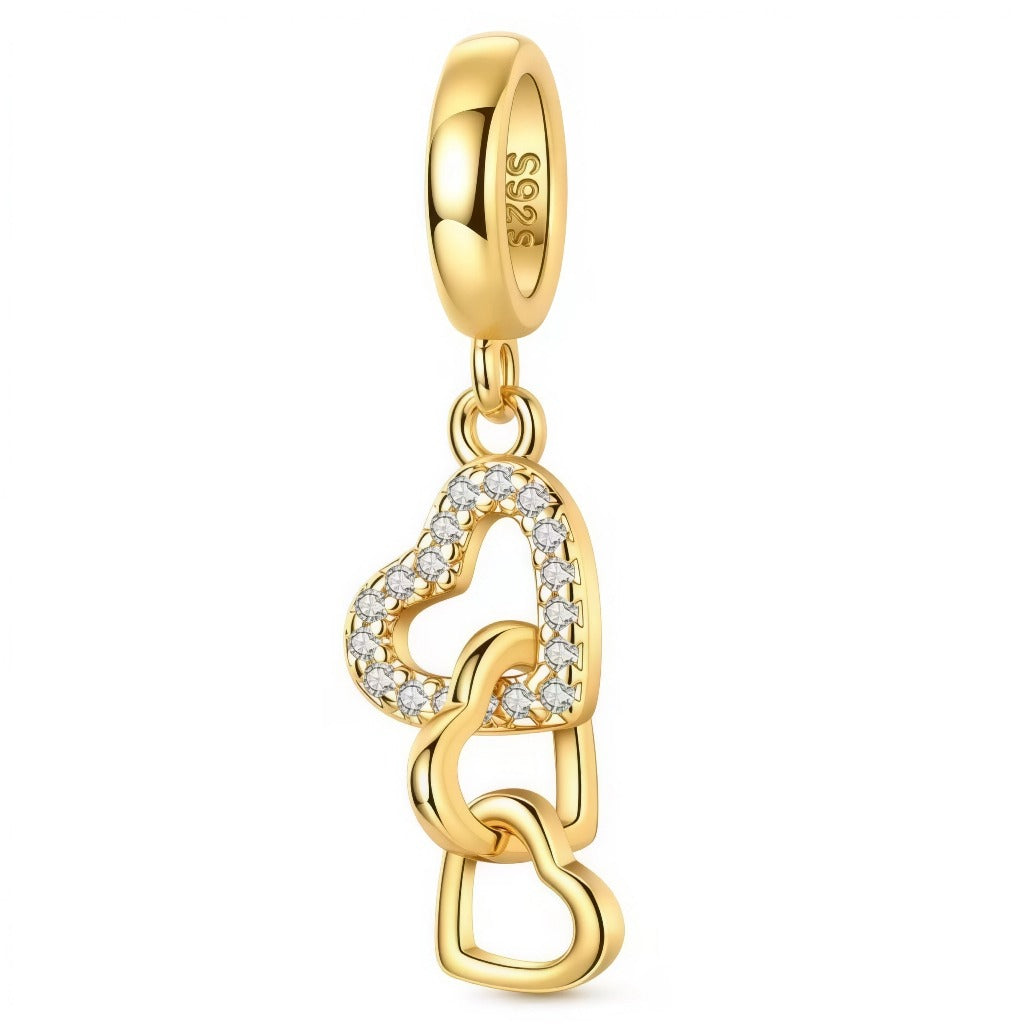 Charm pendentif en Argent 925 finition dorée, représentant deux cœurs entrelacés ornés de strass scintillants.