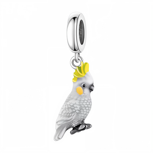 Apportez une touche exotique et colorée à votre collection avec ce charm pendentif en argent 925 représentant un cacatoès à la crête jaune éclatante. Finement sculpté, ce bijou capture l’élégance et la vivacité de cet oiseau tropical, avec des détails délicats et un éclat lumineux qui met en valeur sa crête emblématique. Parfait pour les amoureux de la nature et des animaux, ce charm est un véritable petit trésor plein de vie.