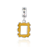 Ajoutez une pièce emblématique de la série Friends à votre collection avec ce charm représentant le célèbre cadre jaune de la porte de Monica. Fabriqué en argent 925, ce bijou rend hommage à un symbole instantanément reconnaissable de l’appartement où tant de moments mémorables ont eu lieu. Parfait pour les fans de Friends, ce charm célèbre l’amitié, la nostalgie et l’humour intemporel de la série culte.