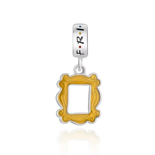Ajoutez une pièce emblématique de la série Friends à votre collection avec ce charm représentant le célèbre cadre jaune de la porte de Monica. Fabriqué en argent 925, ce bijou rend hommage à un symbole instantanément reconnaissable de l’appartement où tant de moments mémorables ont eu lieu. Parfait pour les fans de Friends, ce charm célèbre l’amitié, la nostalgie et l’humour intemporel de la série culte.
