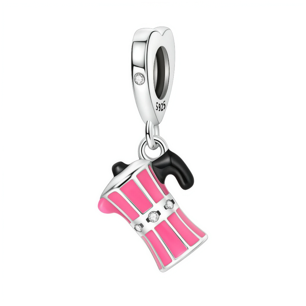 Ce charm pendentif en argent met à l’honneur les amoureux du café avec une petite cafetière moka stylisée, émaillée d’un rose vif et agrémentée de détails scintillants. La bélière en forme de cœur, discrètement sertie d’un zircon clair, apporte une touche romantique et élégante, idéale pour symboliser les pauses café partagées ou un vrai “coffee lover”.