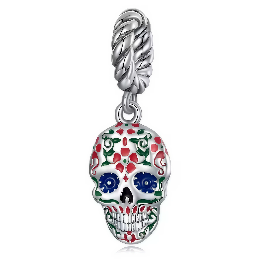 Ce charm en argent 925 reproduit un crâne calavera Day of the Dead émaillé de motifs floraux multicolores en rouge, vert et blanc sur fond crème, avec yeux bleus intenses et sourire joyeux dévoilant des dents parfaites, suspendu à une torsade tressée élégante. Il célèbre la tradition mexicaine vibrante et festif du Día de los Muertos, idéal pour un bracelet chargé de culture et de couleur.

Caractéristiques :

Matière : Argent 925
Design : Crâne calavera Day of the Dead émaillé de motifs floraux multicolore