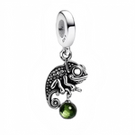 Apportez une touche de malice et d’élégance à votre collection avec ce charm pendentif en argent 925 représentant un caméléon au design délicat et stylisé. Son corps argenté lisse s’enroule avec grâce autour d’une perle verte suspendue, rappelant la nature et la fraîcheur. Ce bijou allie subtilité et fantaisie, parfait pour celles et ceux qui aiment afficher leur originalité avec douceur et un brin d’espièglerie.