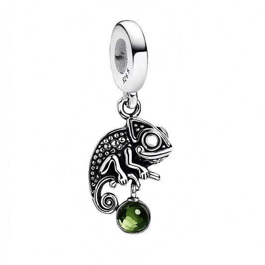 Apportez une touche de malice et d’élégance à votre collection avec ce charm pendentif en argent 925 représentant un caméléon au design délicat et stylisé. Son corps argenté lisse s’enroule avec grâce autour d’une perle verte suspendue, rappelant la nature et la fraîcheur. Ce bijou allie subtilité et fantaisie, parfait pour celles et ceux qui aiment afficher leur originalité avec douceur et un brin d’espièglerie.