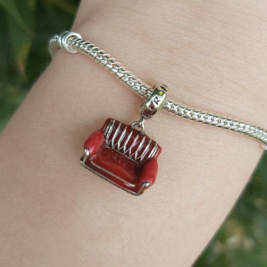 Ajoutez une touche de nostalgie et de confort à votre collection avec ce charm représentant le célèbre fauteuil rouge de la série Friends. Fabriqué en argent sterling S925, ce charm combine qualité et éclat, capturant parfaitement l'essence de l'emblématique canapé du Central Perk.