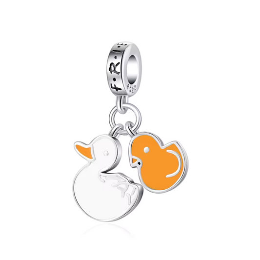 Ce charm pendentif est un clin d'œil amusant aux célèbres colocataires Joey et Chandler de la série Friends, mettant en scène leurs deux adorables animaux de compagnie, le canard et le poussin. Représentant l'un des moments les plus emblématiques et comiques de leur appartement, ce charm est parfait pour les fans de la série qui se souviennent avec affection de ces compagnons insolites.