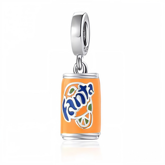 Apportez une touche fun et rafraîchissante à votre collection avec ce charm pendentif en argent 925 représentant une canette de Fanta. Avec son design miniaturisé et ses couleurs éclatantes, ce bijou est parfait pour les amateurs de soda et les esprits pétillants qui aiment afficher leur originalité.