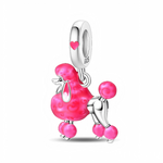 Le corps du caniche est détaillé avec sa coupe caractéristique : tête, poitrail, queue et pattes bouffantes en émail, tandis que le reste du corps argenté apporte du contraste et de la brillance. Les touches de rose fluo et la posture élégante en font un charm ludique et chic, idéal pour les amoureux des chiens ou un look rétro inspiré des années 50.