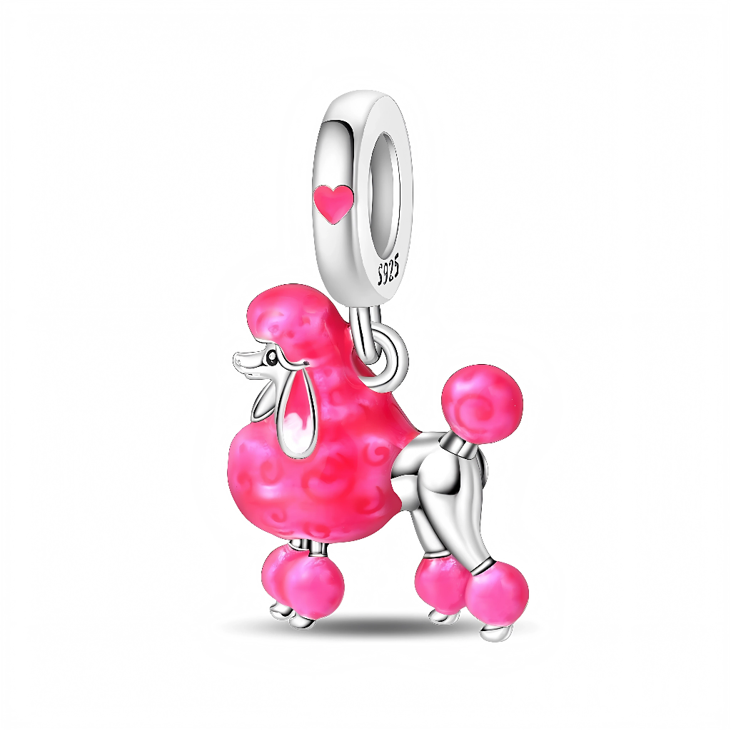 Le corps du caniche est détaillé avec sa coupe caractéristique : tête, poitrail, queue et pattes bouffantes en émail, tandis que le reste du corps argenté apporte du contraste et de la brillance. Les touches de rose fluo et la posture élégante en font un charm ludique et chic, idéal pour les amoureux des chiens ou un look rétro inspiré des années 50.