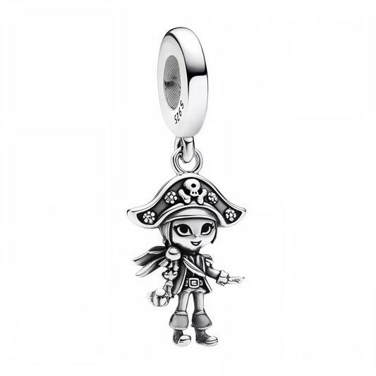 Embarquez pour l’aventure avec ce charm pendentif en argent 925 représentant une capitaine pirate de l’univers Disney. Avec son chapeau tricorne, sa posture affirmée et ses détails finement ciselés, ce bijou évoque l’esprit de liberté, de bravoure et de mystère. Une pièce unique et audacieuse, parfaite pour les fans de pirates et de personnages féminins puissants.