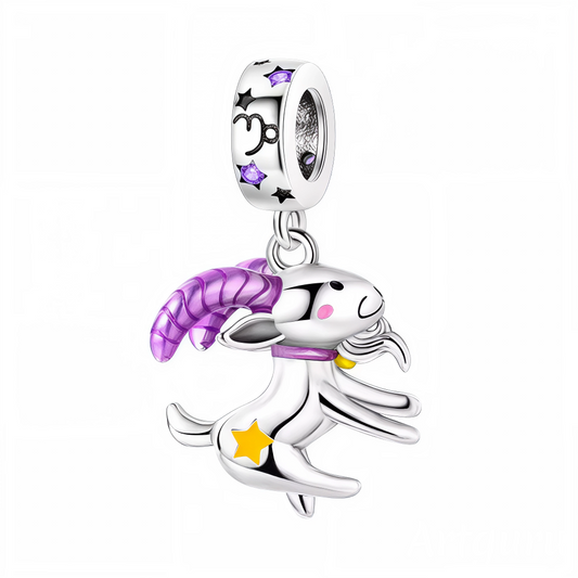 Affichez la sagesse et la détermination de votre signe avec ce charm pendentif en argent 925, représentant un Capricorne blanc à la corne violette. Ce design raffiné incarne l’ambition, la patience et la persévérance qui caractérisent ce signe de terre. Les détails lumineux glow in the dark s’illuminent dans l’obscurité, offrant un éclat subtil et enchanteur. Un bijou élégant, parfait pour les natifs du Capricorne ou pour offrir un symbole astrologique empreint de mystère et d’élégance.
